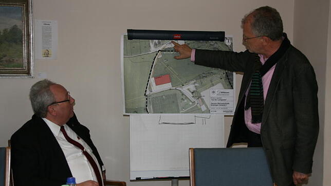 Bald wird gebaut: Im April 2016 erklärt Stadtbaumeister Heinz Bunse den Ortschaftsräten die Beweggründe für den geplanten Hallenstandort ...