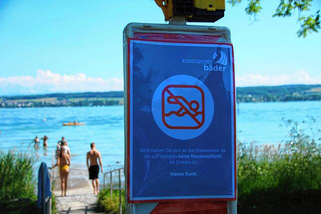 Baden gehen direkt neben dem Baderverbotsschild.