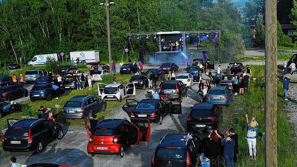 Bild : Corona macht erfinderisch: So lief die erste Autodisco in Friedrichshafen