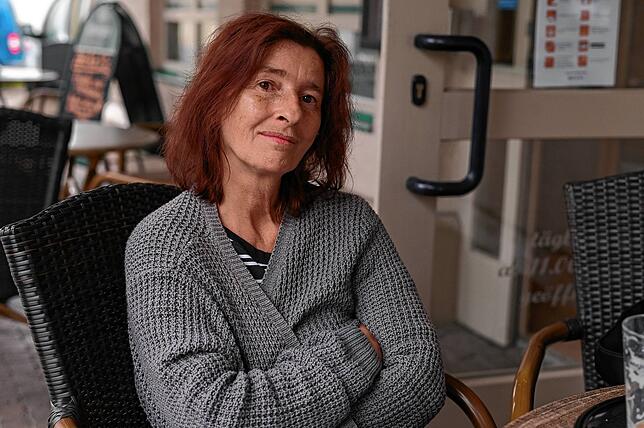 Das Gespräch mit Anita Schalski findet draußen statt: ohne Maske. So möchte sie auch aufs Foto, denn: einen Mund-Nasen-Schutz trägt sie ...