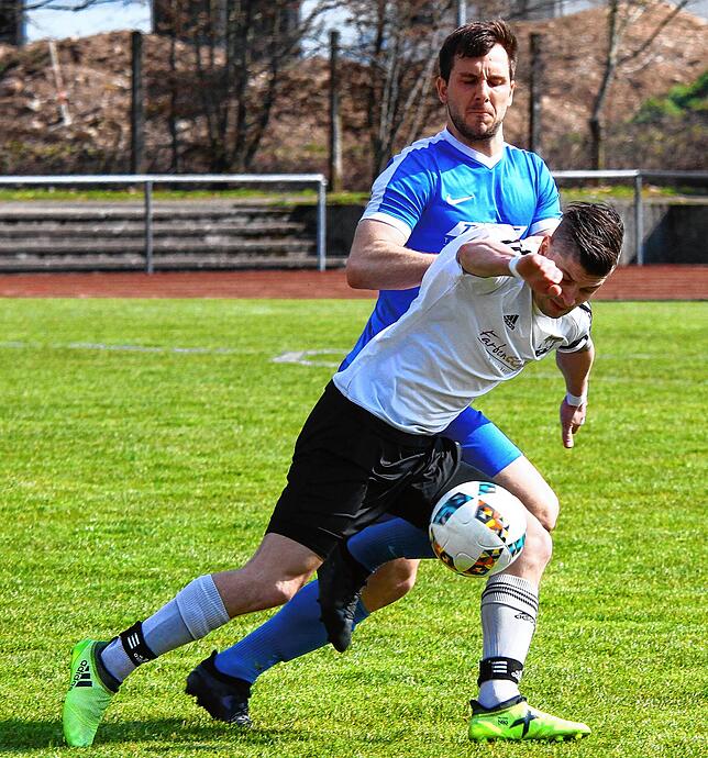 Es war einmal: Derbys mit der Spvgg. Brennet-Öflingen gegen den Erz-Rivalen FC Wehr waren für Timo Metzger (hinten, 2018 im Duell mit ...