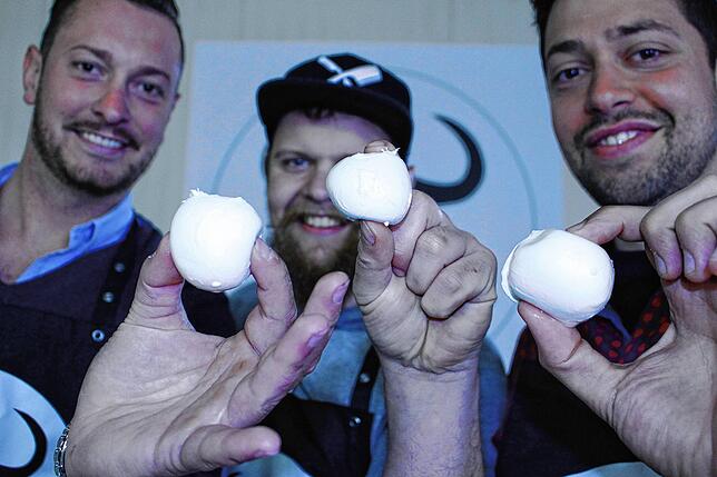 Mit Mozzarella fing alles an: Mitgründer Manuel Ruess, Metzgermeister Richard Christoph und Mitgründer Martin Jaser zeigen 2017 stolz ...