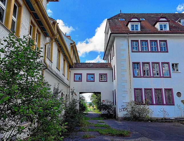 Das seit mehr als 30 Jahren leerstehende und verfallende frühere DRK-Kindersolbad in Bad Dürrheim mit dem Verwaltungsbau (rechts) und ...