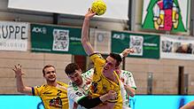 Die Konstanzer Zweitliga-Handballer (am Ball Lars Michelberger, links Michel Stotz) sind heute in Nordrhein-Westfalen beim TuS ...
