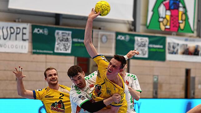Die Konstanzer Zweitliga-Handballer (am Ball Lars Michelberger, links Michel Stotz) sind heute in Nordrhein-Westfalen beim TuS ...