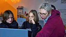Ivan und Platon (von links) kommen beim Programmieren nicht weiter, Schulleiterin Elvina Shakhmurzaevanur hilft. Sie gibt aber lachend ...