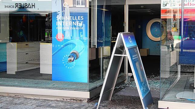 In der Nacht zum Mittwoch wurde in diesen Mobilfunkladen in der Niederen Straße eingebrochen. Die Täter zerstörten dabei die Glastüre ...