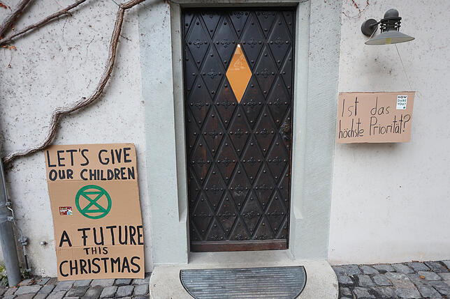 Vor dem Eingang, durch den die Konstanzer Stadträte den Ratssaal betreten, haben die Klimaschützer Plakate aufgehängt.