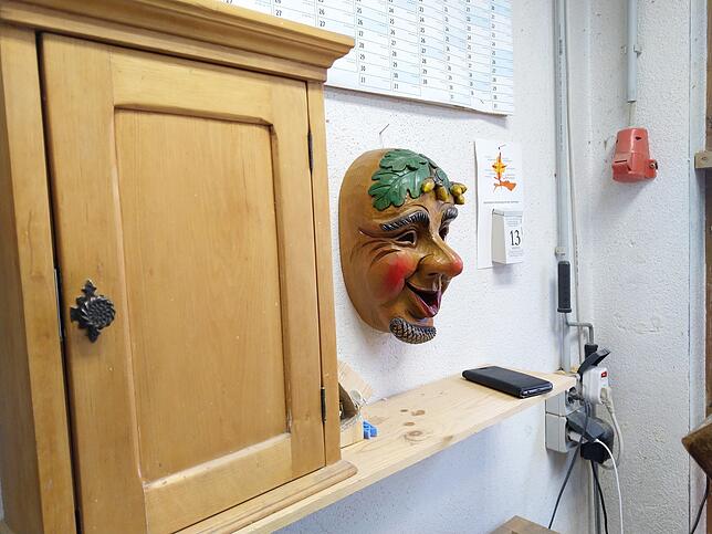 Hans-Georg Benz hat gegenüber seiner Werkbank eine Schotterwälder-Maske an die Wand gehängt, um sich beim Schnitzen an ihr zu orientieren.