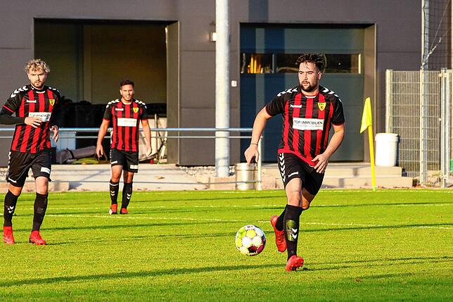 Bild 17: TuS Kleines Wiesental sichert sich ein 2:2 beim Tabellenführer FSV Rheinfelden II &ndash; wird haben die Bilder!