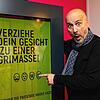 Michael Fuchs macht es vor: Hier gilt es eine Grimasse zu ziehen und das Gerät sucht die passende Maske dazu.