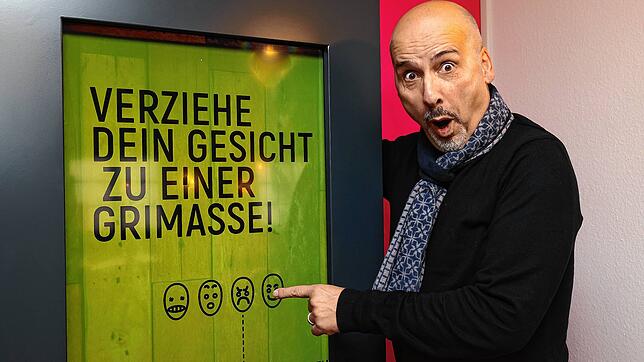 Michael Fuchs macht es vor: Hier gilt es eine Grimasse zu ziehen und das Gerät sucht die passende Maske dazu.