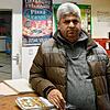 Steht am Tag nach dem Verbrechen noch unter Schock: Mohammed Saleem, Inhaber des Pizza-Lieferservice am Stadtgraben, konnte gemeinsam ...