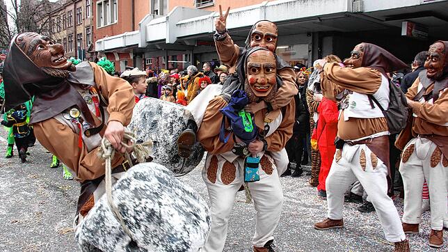 Beim Fasnets-Umzug der Poppele-Zunft in Singen waren auch die Narren vom Tiroler Eck in bester Form.