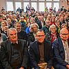 Mehrere hundert Besucher kommen zur Eröffnung des Bürgerzentrums Roter Löwen in St. Georgen. Im Bild vorne von links der ehemalige ...