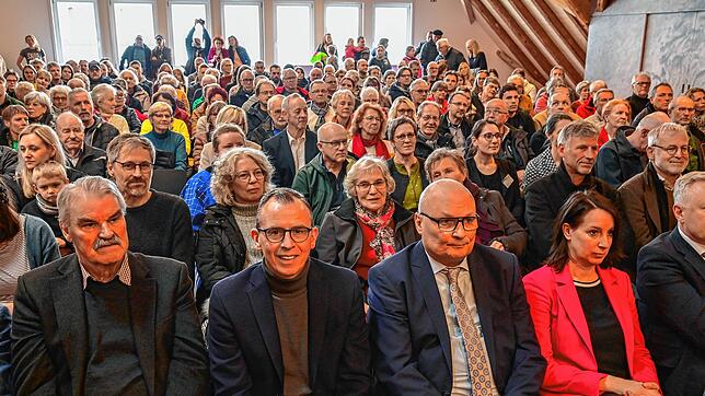 Mehrere hundert Besucher kommen zur Eröffnung des Bürgerzentrums Roter Löwen in St. Georgen. Im Bild vorne von links der ehemalige ...