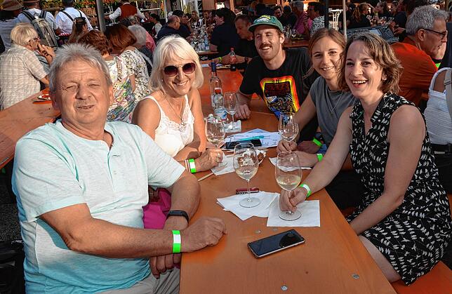 Bild 20: Beim Bermatinger Weinfest wird auch am Samstag gefeiert! Wir haben die besten Bilder – Teil 2