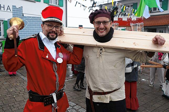 Bild 9: Markgraf Florian von Hohenfels: Bilder vom Sturz und der öffentlichen Läuterung des Hofstaats