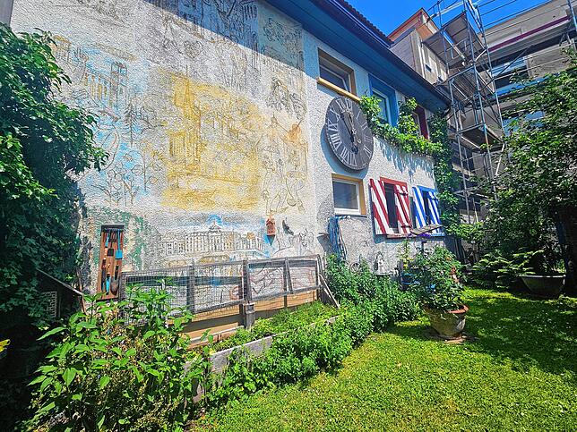 Die alte Dögginger Kirchturmuhr ist im Garten von Rolf Karl zu finden.