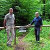Die Förster Alexander Fischer (Gemeinde, links) und Reiner Bickel (Gräfliches Haus) stehen an einer der Absperrungen mit Schild. ...