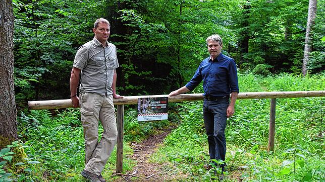 Die Förster Alexander Fischer (Gemeinde, links) und Reiner Bickel (Gräfliches Haus) stehen an einer der Absperrungen mit Schild. ...