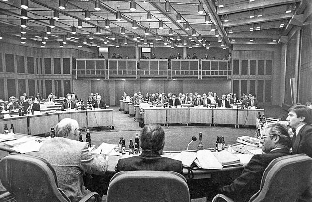 Am 31. Januar 1984 konnte der Konstanzer Kreistag zum ersten Mal im neuen Sitzungssaal tagen.