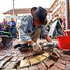Der Künstler Gunter Demnig verlegt die ersten Stolpersteine in der Rietstraße.
