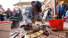 Der Künstler Gunter Demnig verlegt die ersten Stolpersteine in der Rietstraße.
