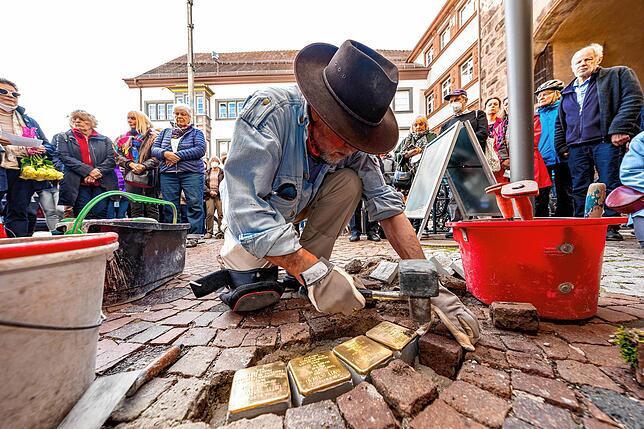 Der Künstler Gunter Demnig verlegt die ersten Stolpersteine in der Rietstraße.