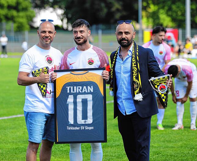 Bild 1: Vor Meisterfeier: Türk. SV Singen und VfR Stockach trennen sich 1:1. Wir haben die besten Bilder.