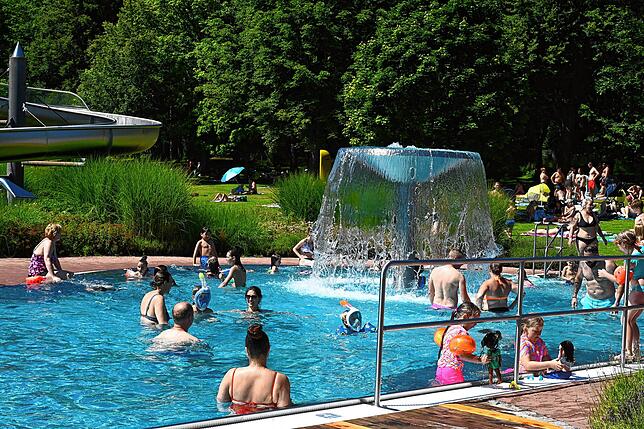 Im Wasserpilz Nichtschwimmerbecken herrscht bei Sonnenschein reger Badebetrieb.
