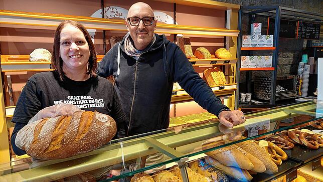 Sie wird bald Gebäck vom Vortag zum halben Preis verkaufen: Anita Vestner leitet die neue Brotretterei. Geschäftsführer Frank ...