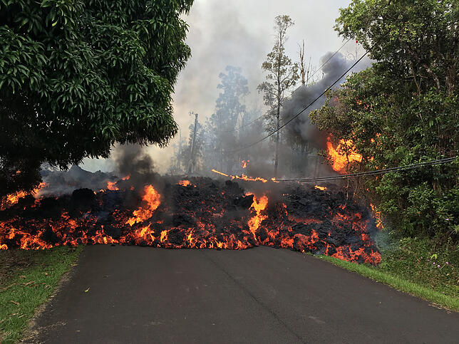 Im Mai 2018 wälzt sich der Lavastrom über eine Straße im Wohngebiet Leilani Estates auf Hawaiis größter Insel Big Island.