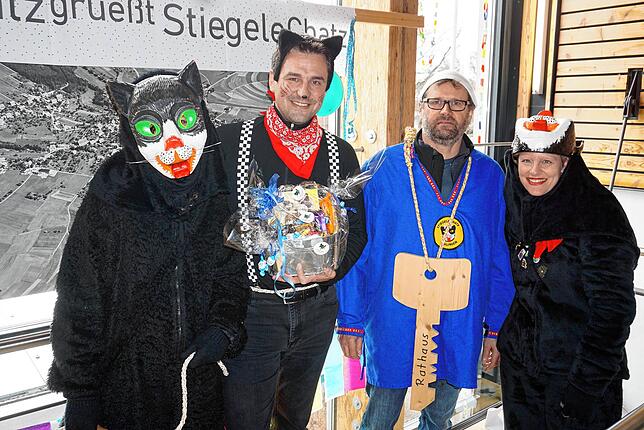 Da half kein Miauen, Rathauschef Tobias Gantert (Zweiter von links) musste am Schmutzigen Donnerstag 2020 den Rathausschlüssel an die ...