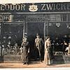 Das Geschäft von Theodor Zwicker auf der Marktstätte um etwa 1900. Die Gründung des Geschäfts geht auf das 1797 zurück.