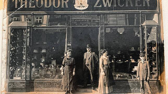Das Geschäft von Theodor Zwicker auf der Marktstätte um etwa 1900. Die Gründung des Geschäfts geht auf das 1797 zurück.