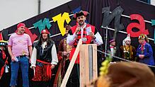 Die Verwaltung ist abgesetzt und betätigt sich als Piratentruppe.