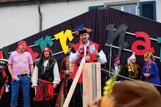Die Verwaltung ist abgesetzt und betätigt sich als Piratentruppe.