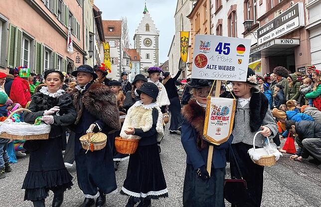 Bild 15: Tolle Stimmung beim Sonntagsumzug der Überlinger Narrenzunft &ndash; Teil 2