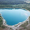 Malerischer Blick von Oben: Das Wasser im Binninger Baggersee schimmert azurblaub. Obwohl das Baden dort verboten ist, nutzen immer mehr ...