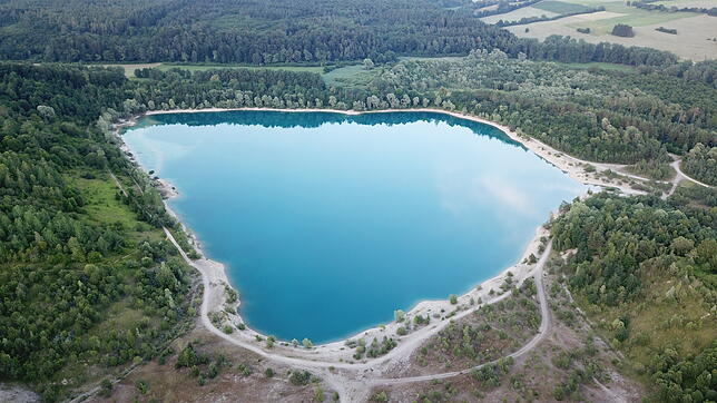 Malerischer Blick von Oben: Das Wasser im Binninger Baggersee schimmert azurblaub. Obwohl das Baden dort verboten ist, nutzen immer mehr ...