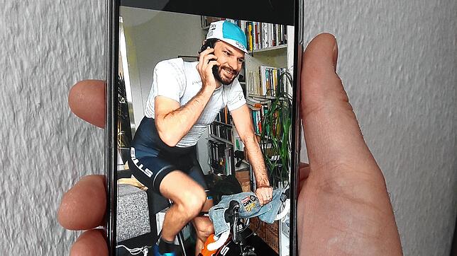Bild : Tim Böhme macht das Beste aus der Krise und sitzt wie viele andere Radsportler auch im Wohnzimmer im Sattel
