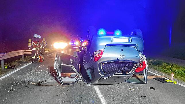 Bei Unfall auf der B313 zwischen Hoppetenzell und Zizenhausen hat sich am Karsamstagabend ein Auto überschlagen.