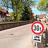Eine Tonnenbegrenzung warnt Schwerlastzüge vor der Wolterdinger Brücke.