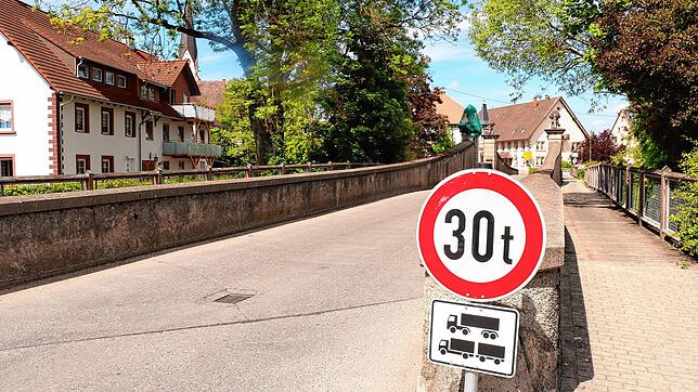 Eine Tonnenbegrenzung warnt Schwerlastzüge vor der Wolterdinger Brücke.