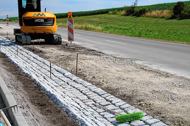 An der Donaueschinger Straße in Richtung Bräunlingen wird ein Abschnitt gepflastert.