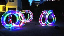 Mit den leuchtenden Lightpois entstehen bunte Kreise im Dunkeln.