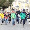 Vollgas voraus mit ihren Steckenpferden: Die Schüler des Fürstenberg-Gymnasiums beim Reitturnier-Umzug durch die Innenstadt.