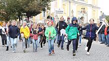 Vollgas voraus mit ihren Steckenpferden: Die Schüler des Fürstenberg-Gymnasiums beim Reitturnier-Umzug durch die Innenstadt.