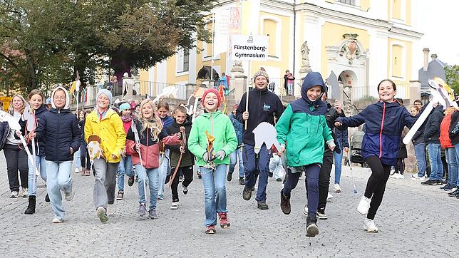 Vollgas voraus mit ihren Steckenpferden: Die Schüler des Fürstenberg-Gymnasiums beim Reitturnier-Umzug durch die Innenstadt.